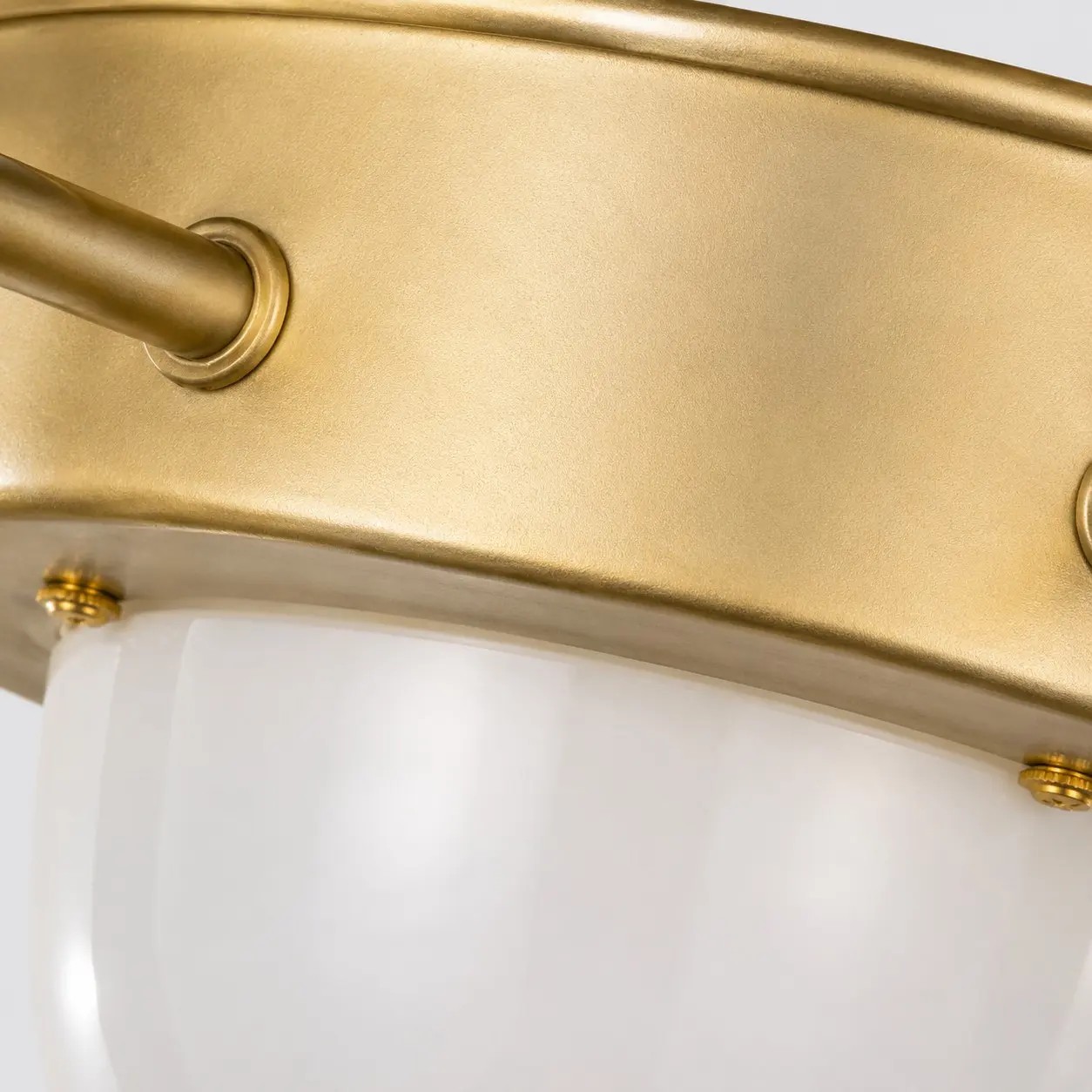 Detailopname van de geborstelde gouden ijzeren plafondplaat.