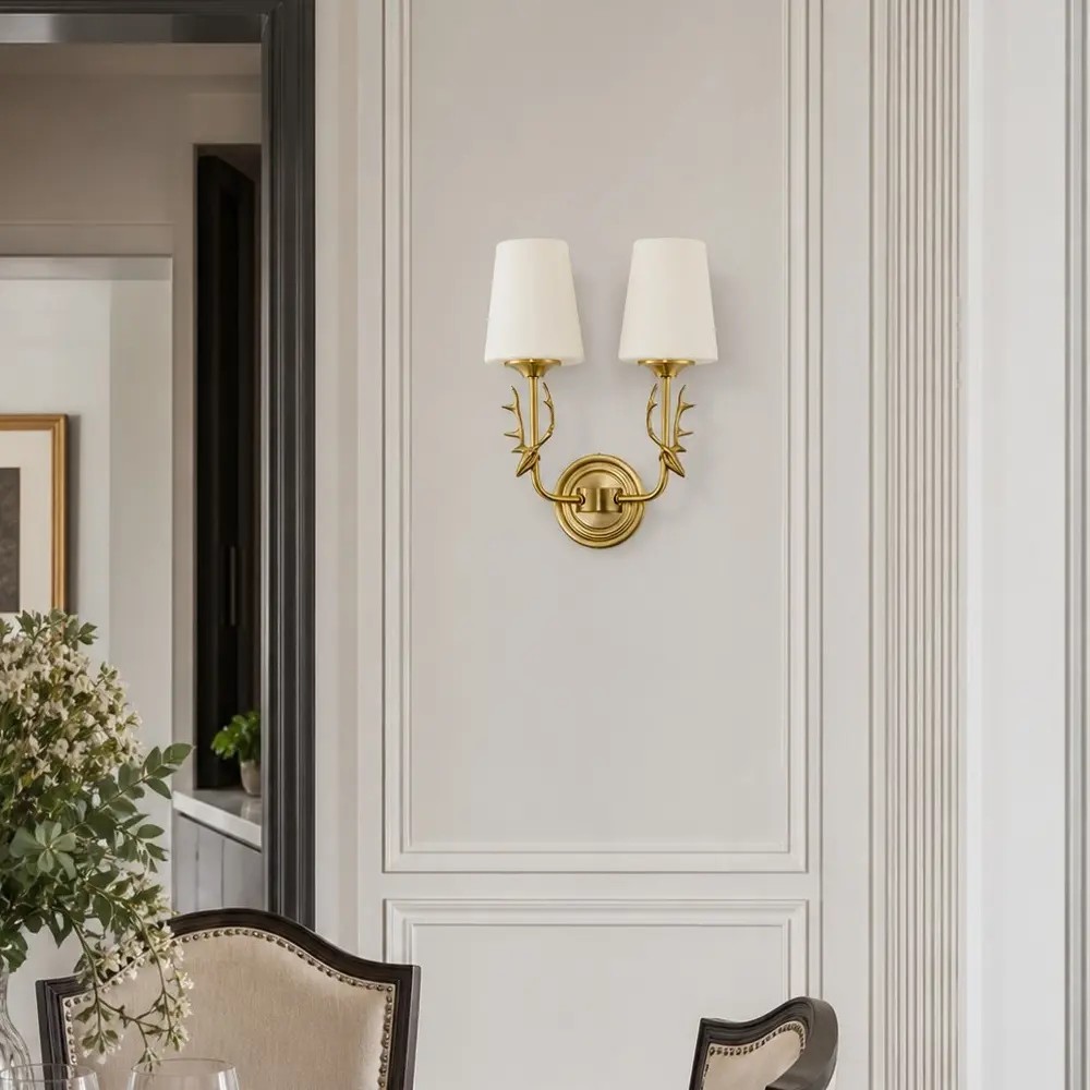 Aplique de pared con forma de asta de ciervo en un interior elegante.