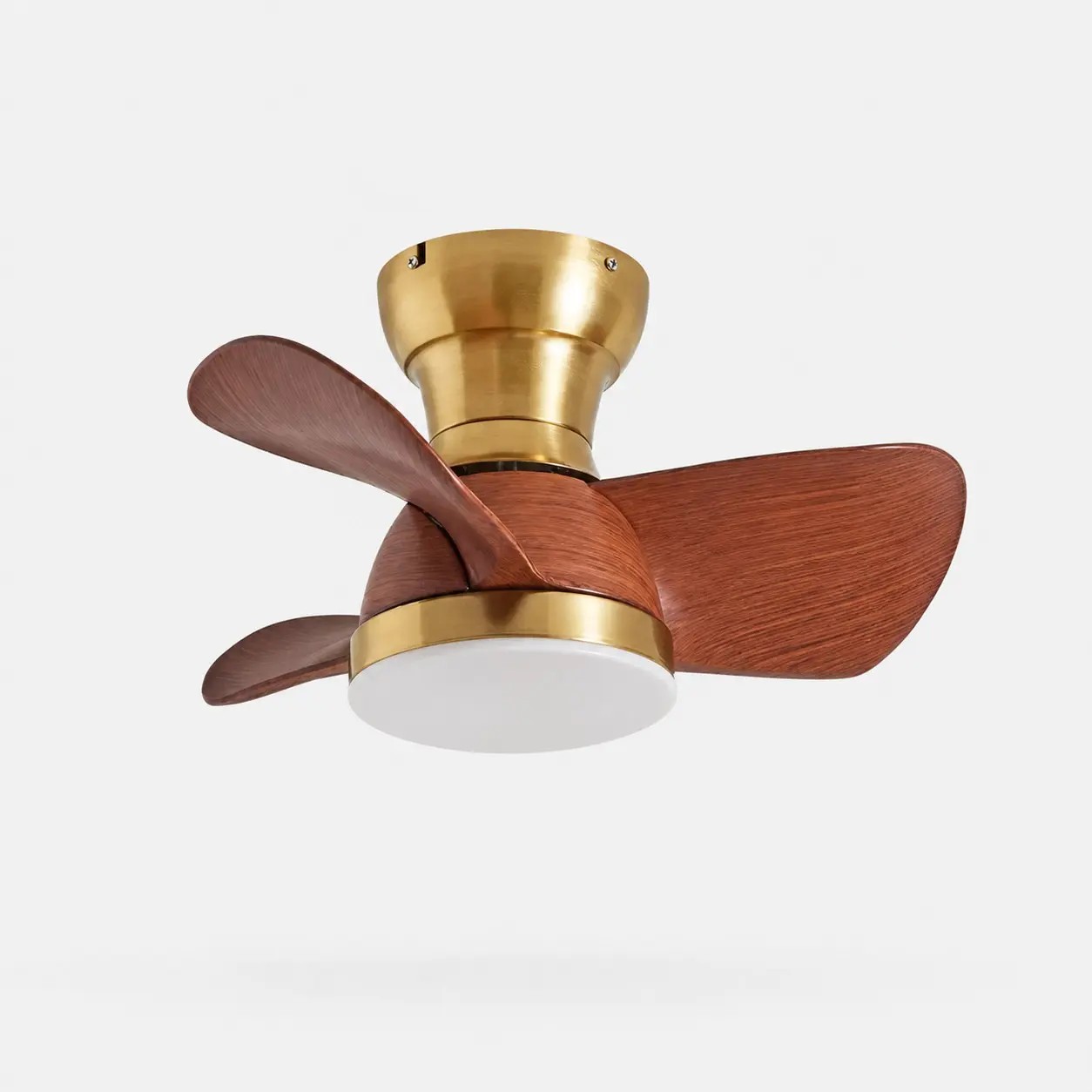 Ventilador de techo con luz, fabricado en cobre natural y con aspas que imitan la madera.