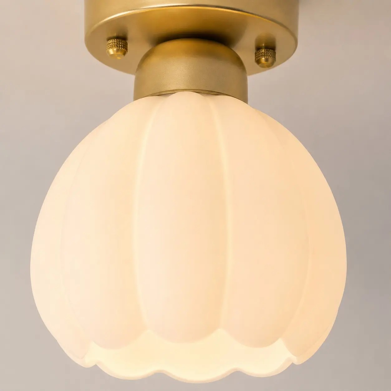 Detail van de geribbelde melkglazen lampenkap