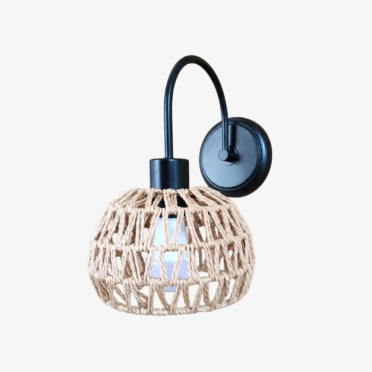 Shade A, een wandlamp van geweven rotan in matzwart.