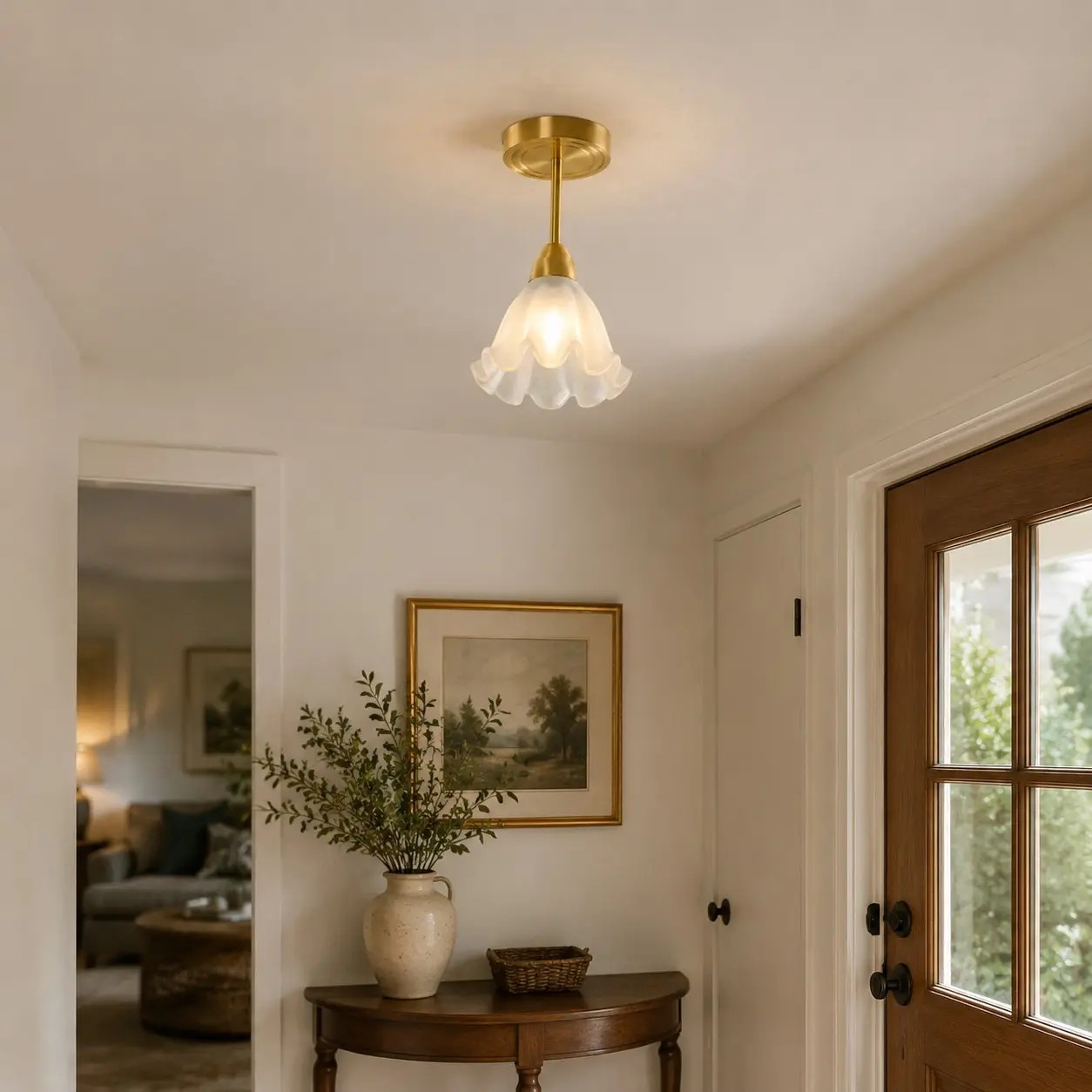 Lámpara de techo de cristal con forma de pétalo en un interior cálido.