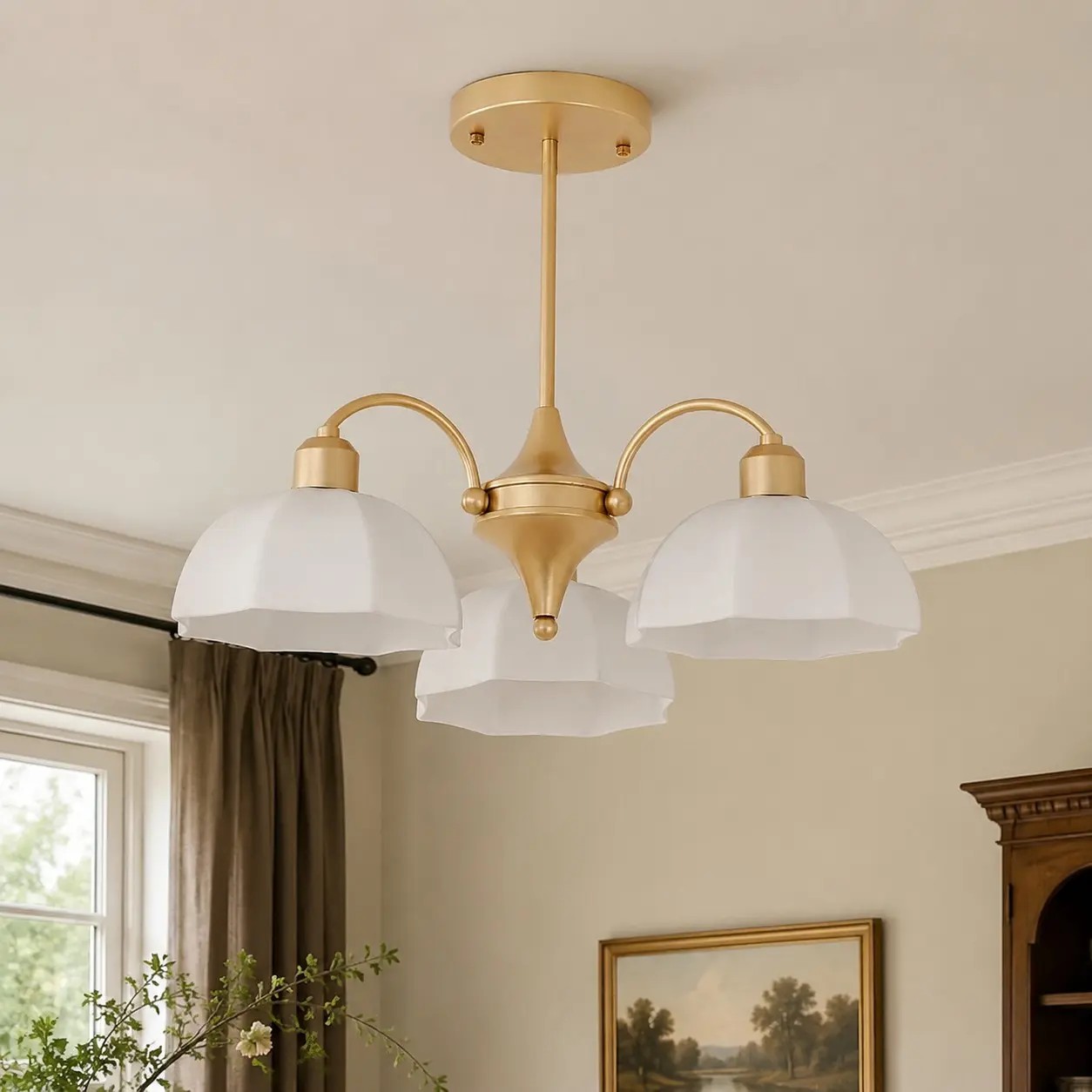 Kroonluchter van melkglas in een warm, klassiek interieur.