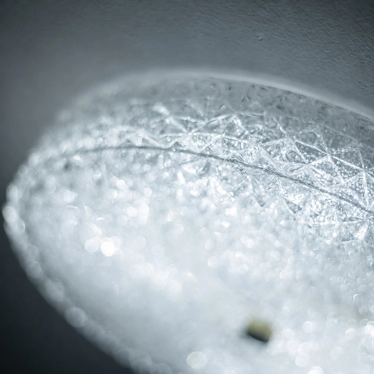 Moderne plafondlamp met geslepen glas en vlakke montage