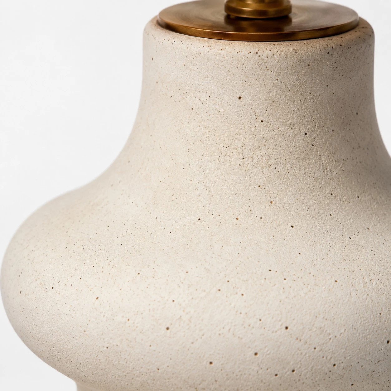 Detailweergave van de handgemaakte keramische lampvoet en -hals.